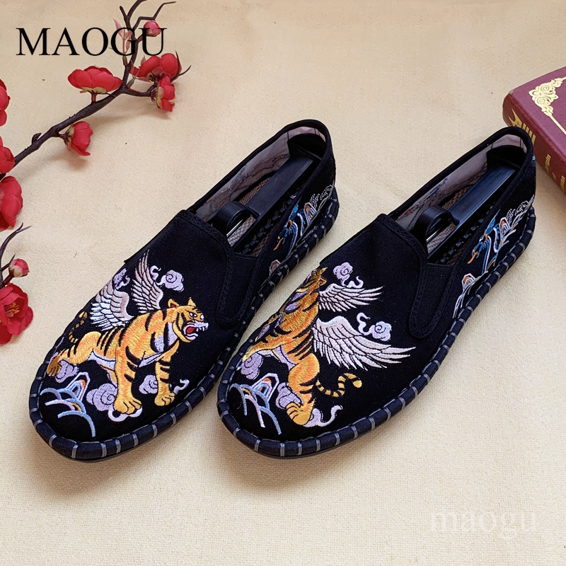 ユニセックス中国風刺繍スリッポンシューズ、龍虎柄ステッチソー - Embroidery Motif のレビューと価格