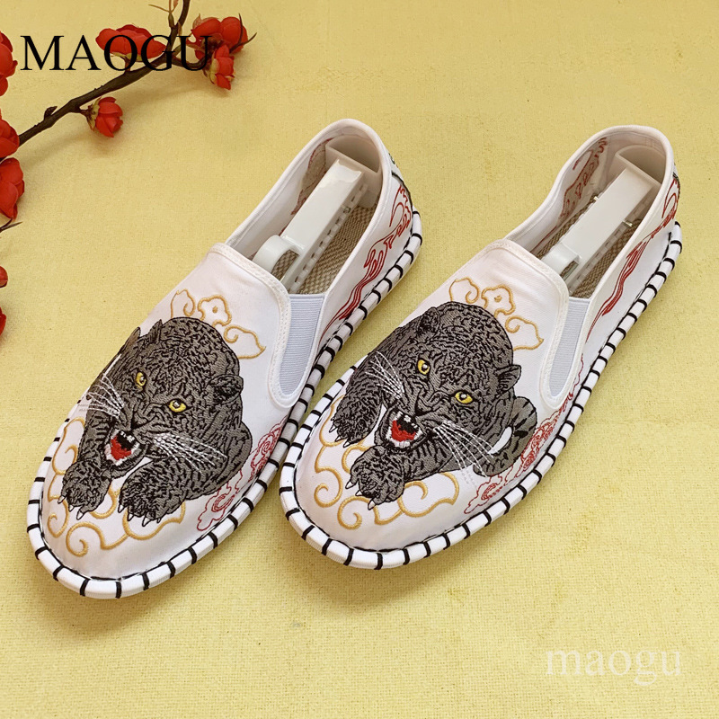 ユニセックス中国風刺繍スリッポンシューズ、龍虎柄ステッチソー - Embroidery Motif のレビューと価格